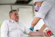 Национальный день донора: губернатор Андрей Бочаров оценил работу мобильного пункта центра крови